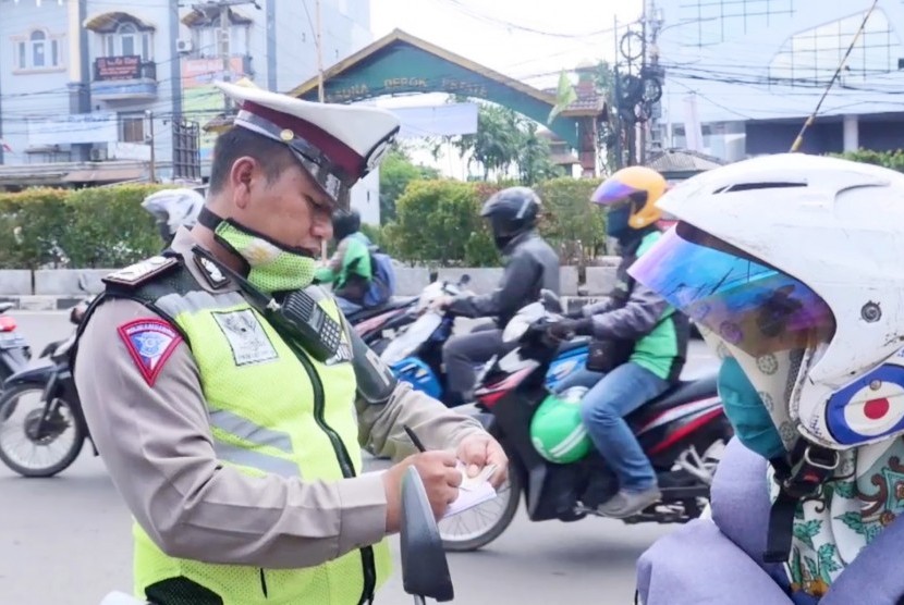 Kegiatan razia Kepolisian Resort kota Depok di Jalan Margonda Raya.