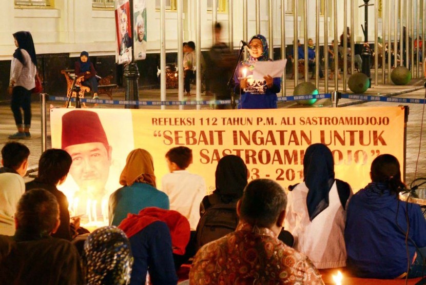 Kegiatan Refleksi 112 Tahun PM Ali Sastroamidjojo (1903-2015) oleh Museum Konperensi Asia-Afrika dan Komunitas Api Bandung, di Jl Cikapundung Timur, Kota Bandung, Kamis (21/5) Malam. (Republika/Edi Yusuf)