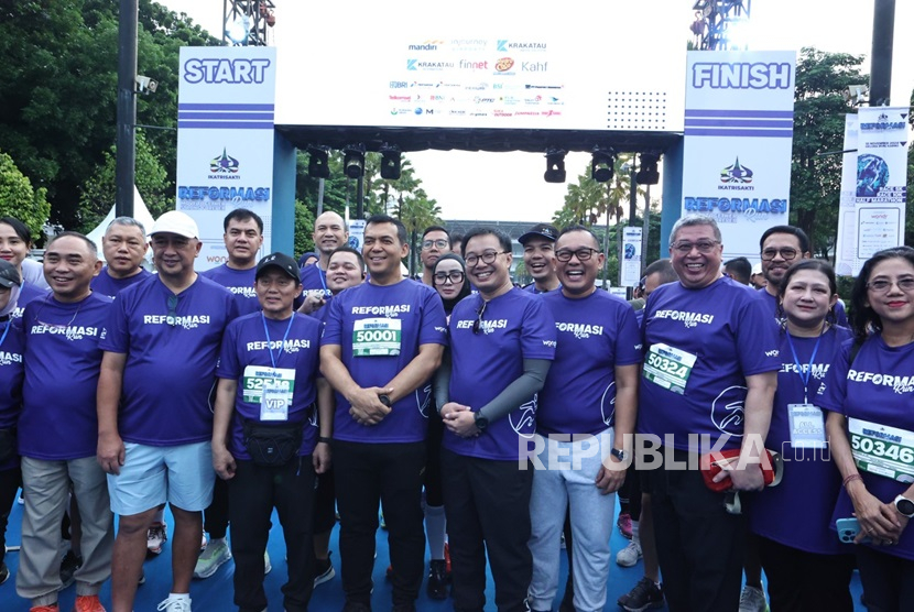 Kegiatan Reformasi Run yang diinisiasi oleh Ikatan Alumni Trisakti (IKA Trisakti) berhasil menyedot antusiasme ribuan peserta, menghadirkan hingga 5.000 orang dari kalangan alumni dan masyarakat umum. Acara yang berlangsung di Jakarta ini sekaligus menjadi momentum peringatan Hari Pahlawan dan dukungan terhadap pemerintahan baru, dengan semangat reformasi yang menguatkan solidaritas di antara para alumni.