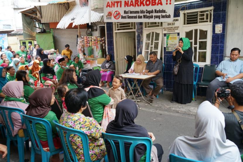 Kegiatan relawan dalam merangkul masyarakat di Jakarta. 