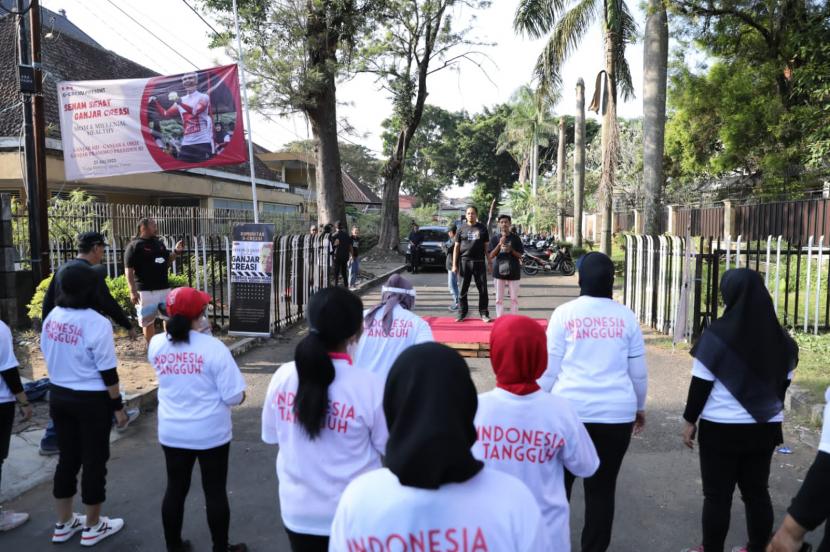 Kegiatan senam lansia dan bagi-bagi jamu kepada puluhan lansia di Jalan Panggung, Oro-Oro Dowo, Klojen Malang, Jawa Timur. 