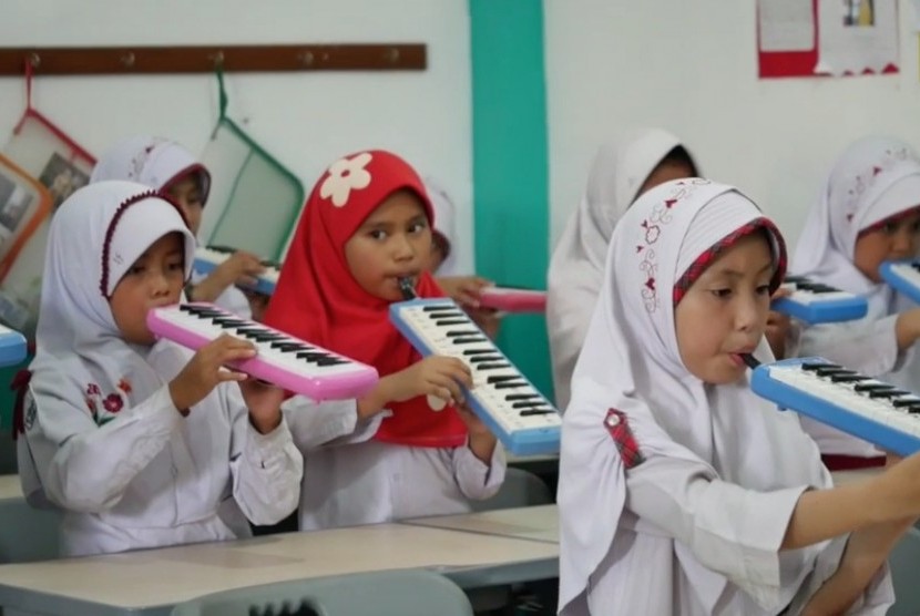 Kegiatan seni musik siswi Lembaga Pendidikan Bina Ilmu, Parung, Jawa Barat