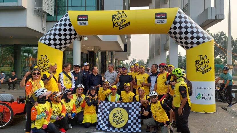 Kegiatan sepeda cycling challenge Tur Batas Kota (TBK) Tangerang Selatan (Tangsel) digelar pada Ahad (21/5/2023).