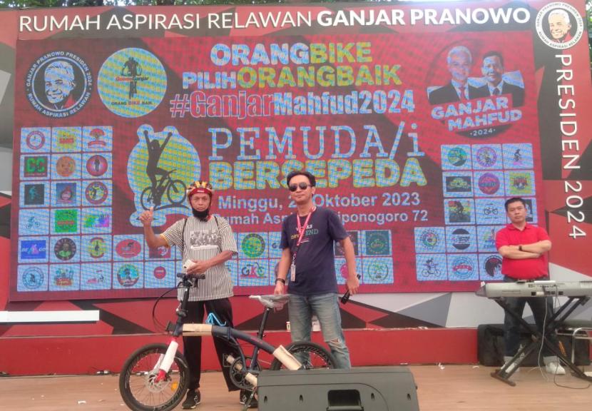 Kegiatan bersepeda di Rumah Aspirasi Ganjar Pranowo Presiden 2024/TKRPP, Menteng, Jakarta, Ahad (2023). 