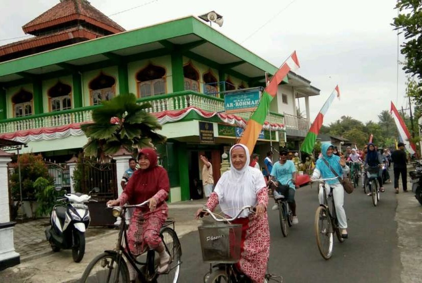 Kegiatan sepeda gembira jamaah Masjid Ar Rohmah di sekitaran Padukuhan Karang, Desa Sumberagung, Kecamatan Moyudan, Kabupaten Sleman.