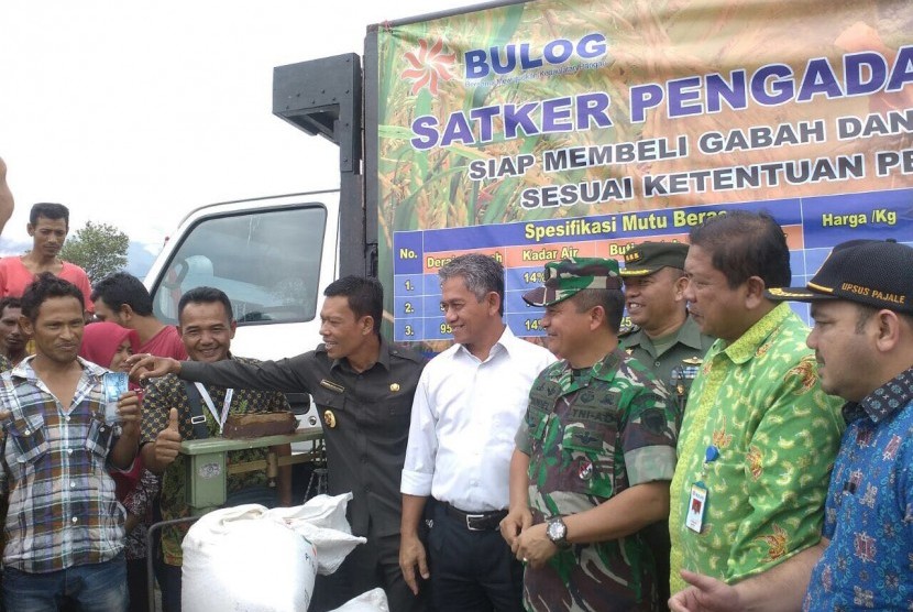Kegiatan serap gabah di Kabupaten Aceh Besar, Kamis (16/3).