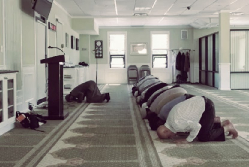 Kegiatan shalat di Masjid New York