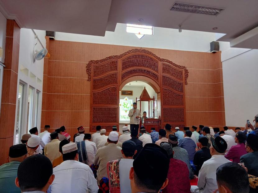 Kegiatan shalat Jumat keliling (Jumling) Pemkot Sukabumi di Masjid AT-Taufiq, Kampung Ciseureuh RT 01 RW 05 Kelurahan Karangtengah, Kecamatan Gunungpuyuh, Jumat (28/10/2022)