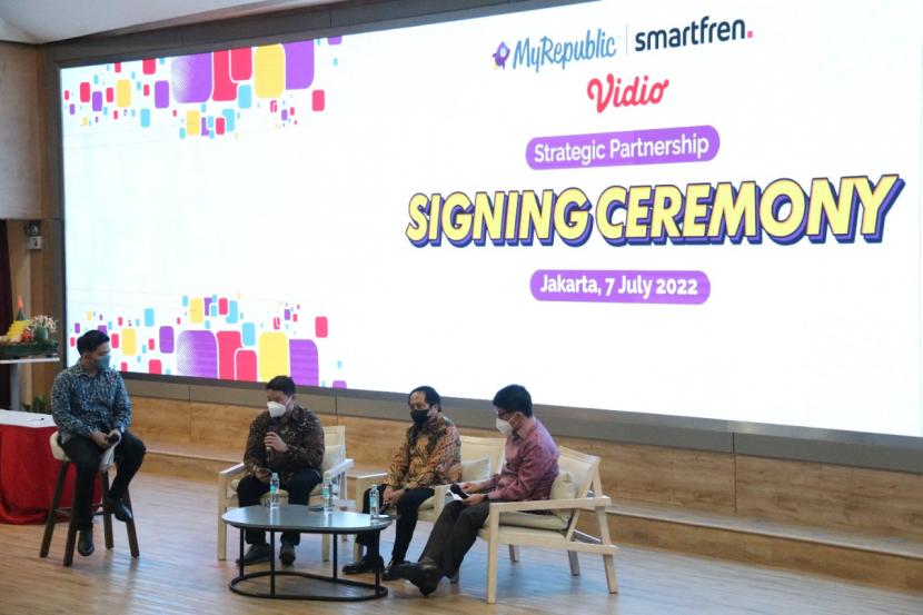 Kegiatan Signing Ceremony antara Vidio dengan MyRepublic dan Smartfren di Kantor Smartfren, Jakarta Pusat. 
