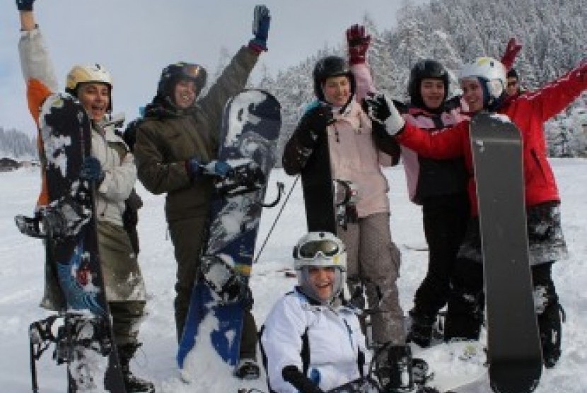 Kegiatan Snowboarding MJO