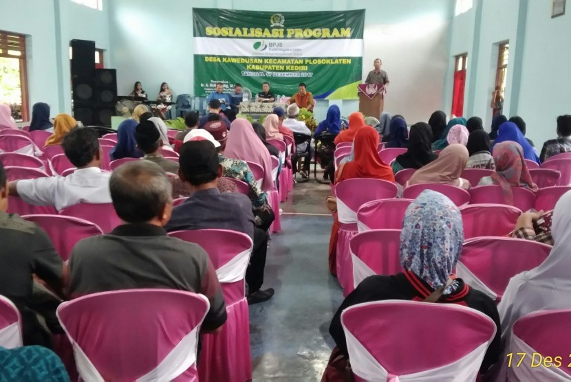 Kegiatan sosialisasi peserta BPJS Ketenagakerjaan di Desa Kawedusan, Kecamatan Plosoklaten, Kabupaten Kediri, Senin (18/12).