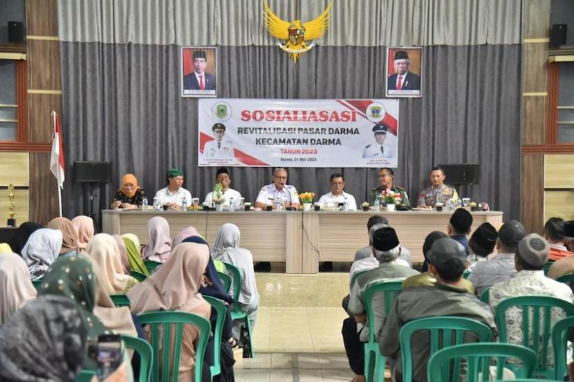  Kegiatan sosialisasi rencana revitalisasi Pasar Darma kepada para pedagang yang dilaksanakan di Balai Desa Darma, Kecamatan Darma, Kabupaten Kuningan, Jawa Barat, Rabu (31/5/2025). 