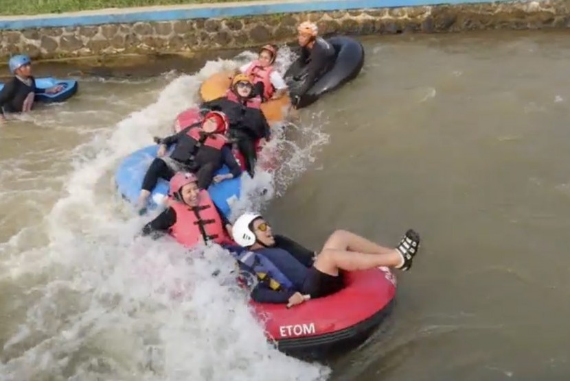 Kegiatan susur sungai atau river tubing di sungai kupang, desa wisata Pandansari, Batang