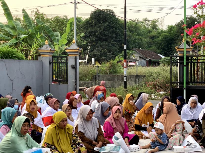 Kegiatan tahlil dan istigasah bersama jemaah majelis taklim di Kecamatan Prambon, Kabupaten Sidoarjo, Jawa Timur. 