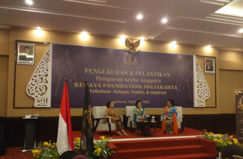 Kegiatan talkshow memeriahkan acara pelantikan dan pengesahan pengurus Kebaya Foundation Yogyakarta. 