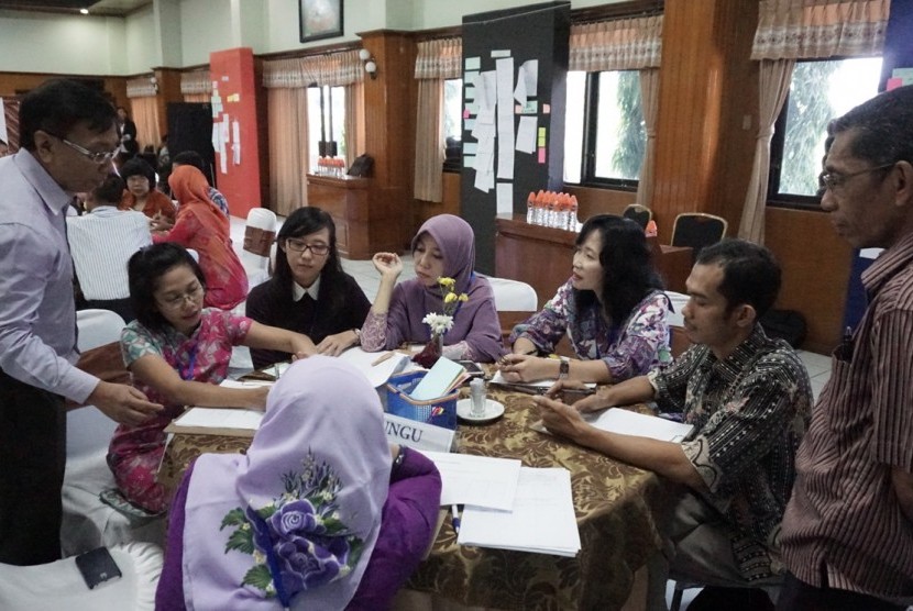 Kegiatan TOT HELM dan Pengembangan Modul Pelatihan Manajemen Keuangan PTS di UMM. 