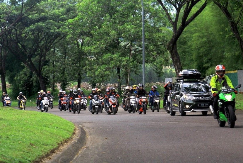 kegiatan Touring roda dua yang dilakukan  Forum Wartawan otomotif (Forwot)