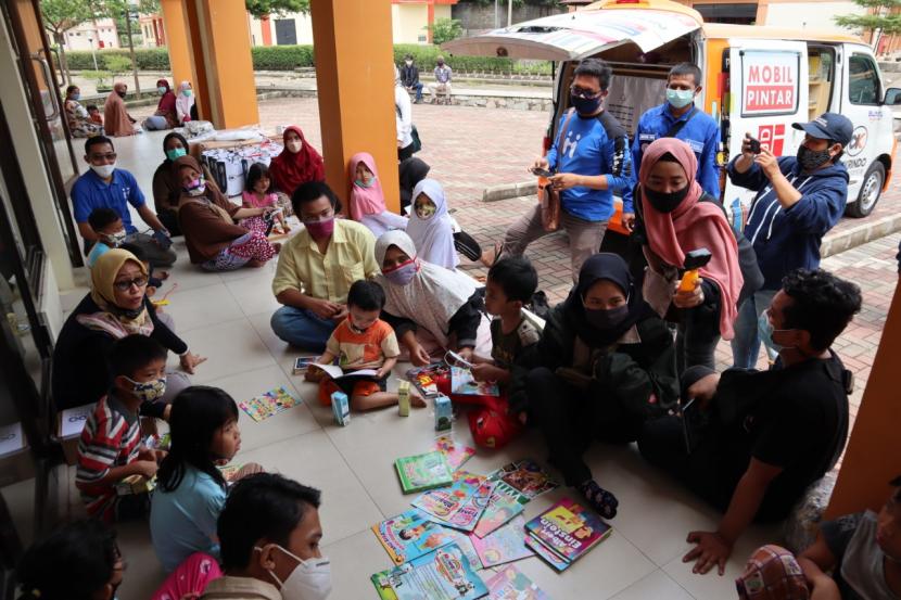 Kegiatan trauma healing di lokasi pengungsian korban longsor Sumedang, Jawa Barat.