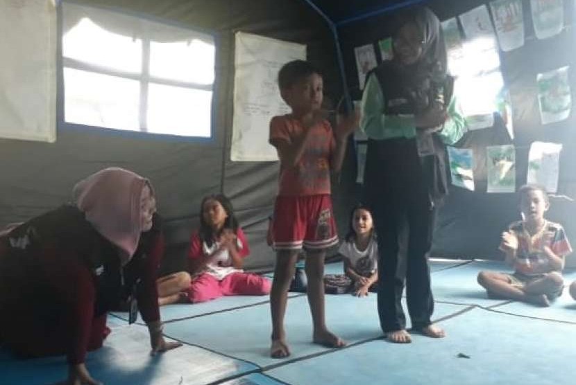 Kegiatan trauma healing untuk anak-anak korban gempa dan tsunami Palu, Sulteng.