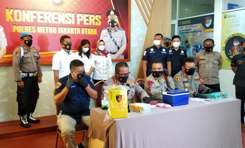 Kegiatan ungkap kasus penyuntikan vaksin kosong di Markas Polres Metro Jakarta Utara, Selasa (10/8). 