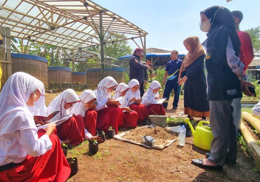 Kegiatan untuk menanamkan kecintaan pada bidang pertanian coba digencarkan di Kabupaten Sukabumi. Khususnya ditanamkan kepada pelajar agar tertarik pada sektor pertanian yang menjadi penentu ketahanan pangan.