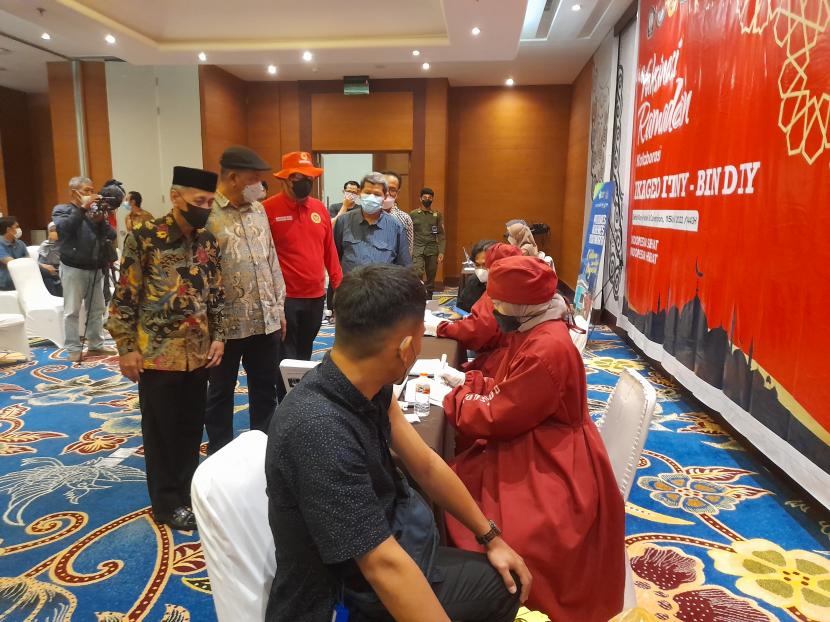 Kegiatan vaksinasi booster yang digelar Ikatan Keluarga Alumni Geologi (Ikageo) Institut Teknologi Nasional Yogyakarta (ITNY). 