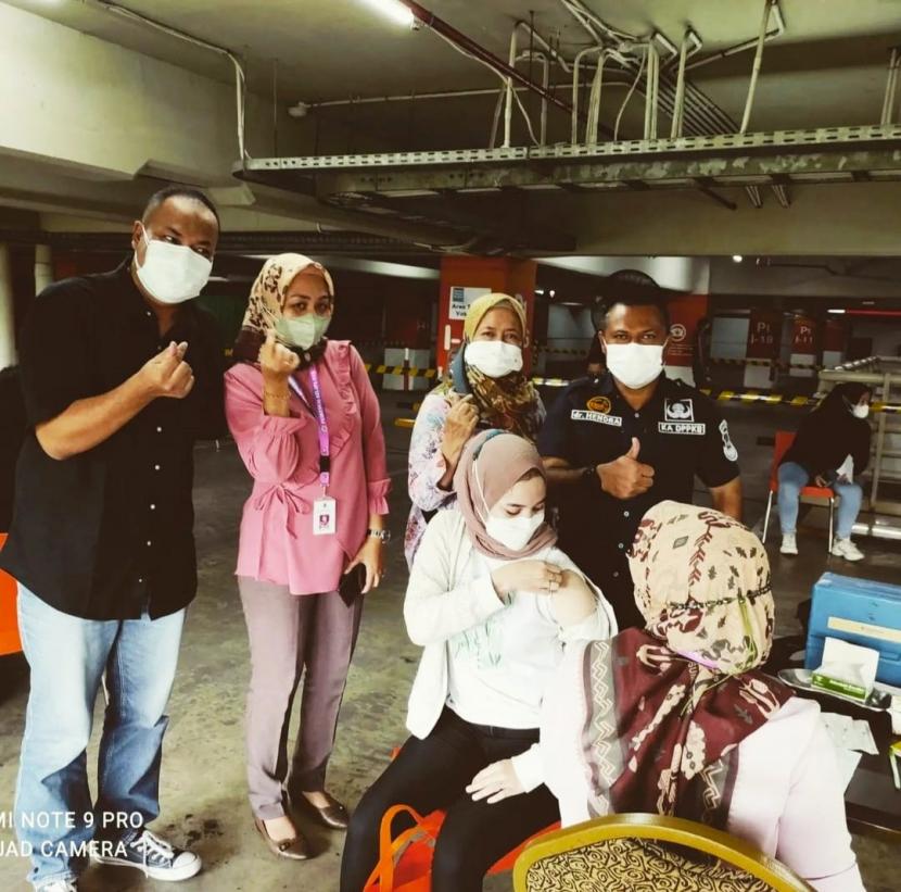 Kegiatan vaksinasi Covid-19 dosis tiga atau booster di Kabupaten Tangerang, Banten. Sebanyak 584.992 warga Kabupaten Tangerang telah terima vaksinasi booster.