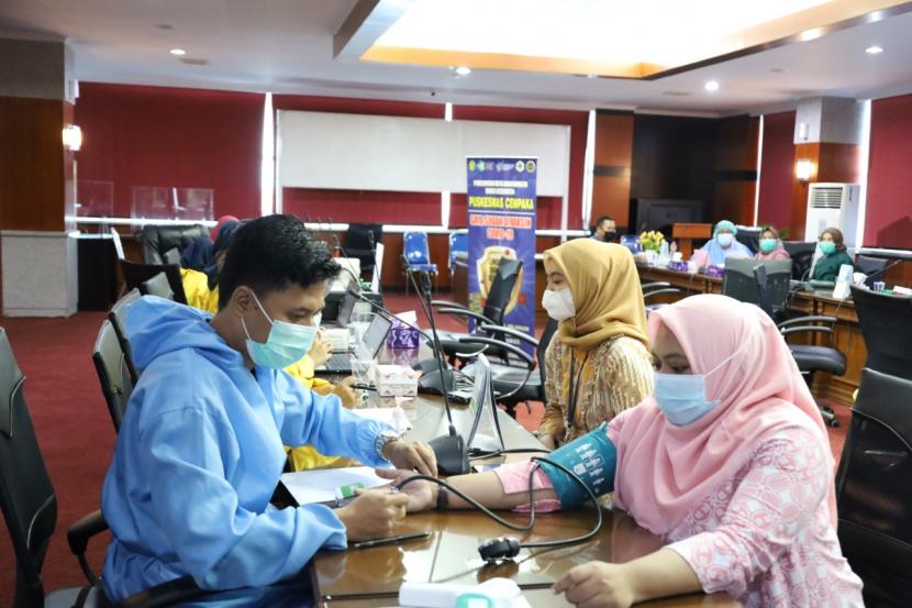 Kegiatan vaksinasi Covid-19 pegawai Bank Kalsel dilaksanakan di Lantai 3, Kantor Pusat Bank Kalsel, Jalan Lambung Mangkurat No. 7 Banjarmasin dengan tetap memperhatikan protokol kesehatan pada Selasa (25/5).