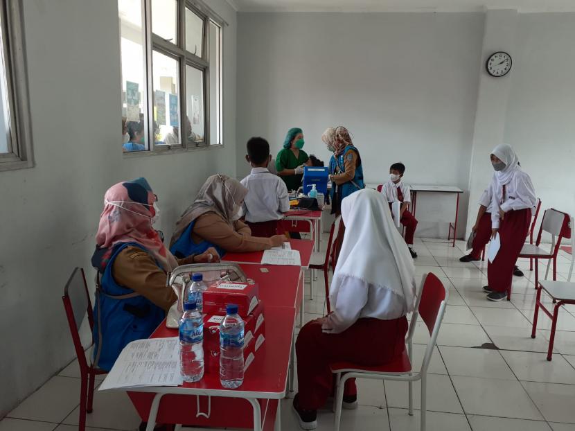 Kegiatan vaksinasi Covid-19 perdana untuk anak usia 6-11 tahun di SDN Rawabuntu 03, Tangerang Selatan (Tangsel), Selasa (14/12/2021). 