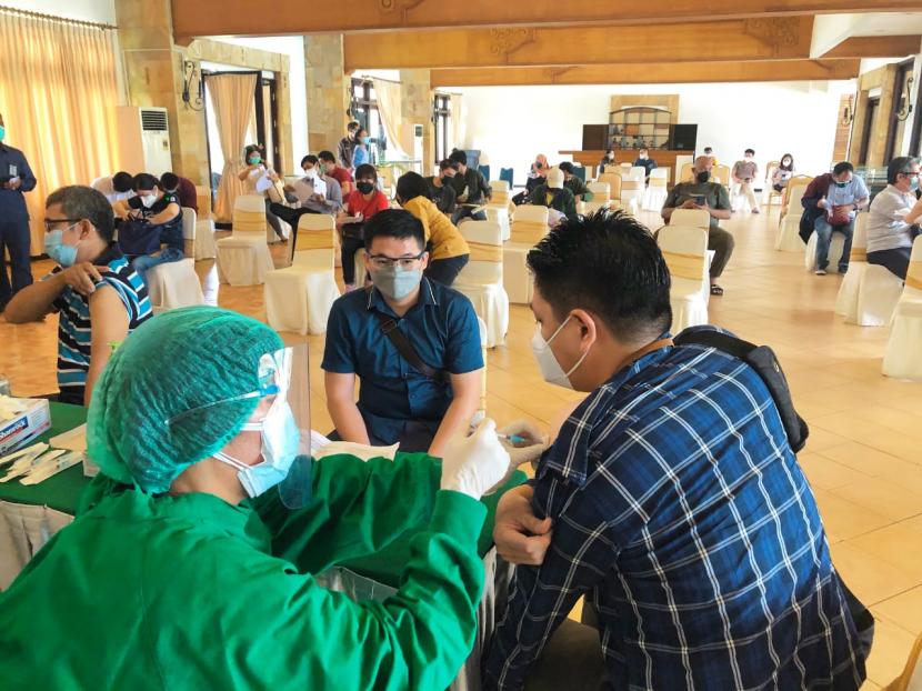 Kegiatan vaksinasi massal yang diselenggarakan Dinas Kesehatan Kabupaten Tangerang, pengembang Paramount Land dan rumah sakit Bethsaida,  Rabu (30/6)