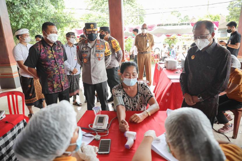 Kegiatan vaksinasi yang dilakukan di Ubud, Bali baru-baru ini.