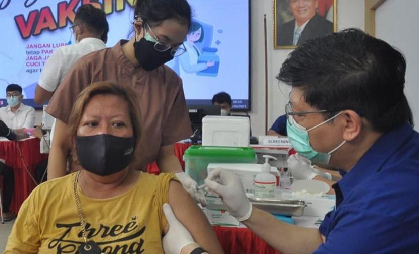 Kegiatan vaksinasi yang menyasar para pekerja asal luar daerah dan belum memiliki akses vaksinasi Covid-19 di kota Semarang, di kantor DPD Gerindra Jawa Tengah, Kamis (21/10).
