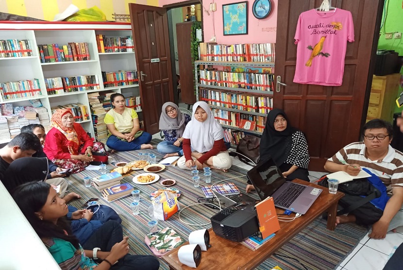Kegiatan “Writing Class” diadakan oleh Dompet Dhuafa Kaltim bekerja sama dengan Kampoeng Literasi Balikpapan, dan Taman Bacaan Masyarakat (TBM) An-Nisa.