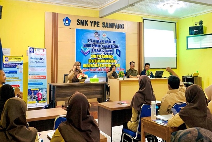 Kegiatan yang dilaksanakan pada Sabtu (3/2/2024) di ruang rapat SMK YPE Sampang, terbagi dalam beberapa sesi yang mencakup pengenalan Canva, strategi pengajaran dari sudut pandang akademis, studi kasus implementasi, dan sesi diskusi panel.