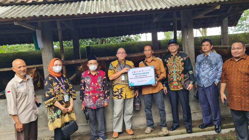 BWI bersama IPB University dan SASPRI Kawasan Kandat melakukan penyaluran imbal hasil Sukuk Wakaf Ritel Seri SWR003 yang dilaksanakan di Desa Kandat, Kediri, Jawa Timur pada 2 Maret 2023. 