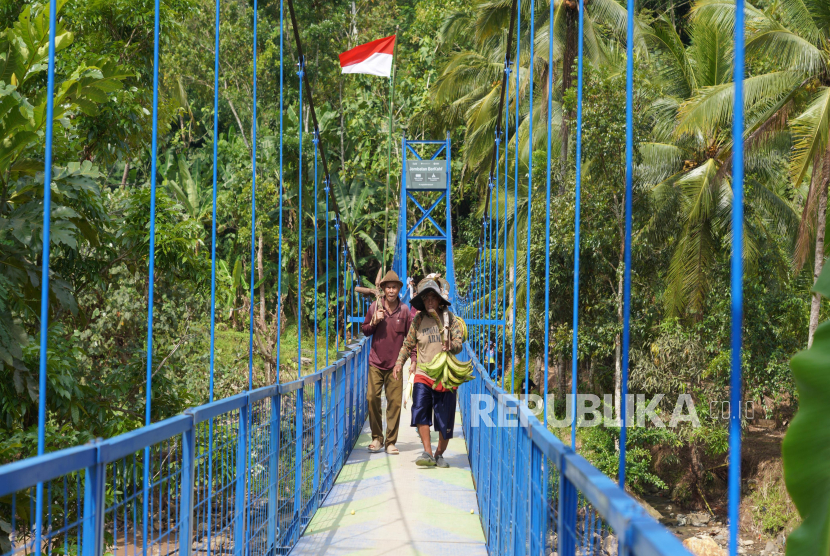 Kehadiran Jembatan Berkahf menghubungkan Desa Pasirbungur, Kabupaten Lebak, Banten dan Desa Caringin, Kabupaten Sukabumi, Jawa Barat.