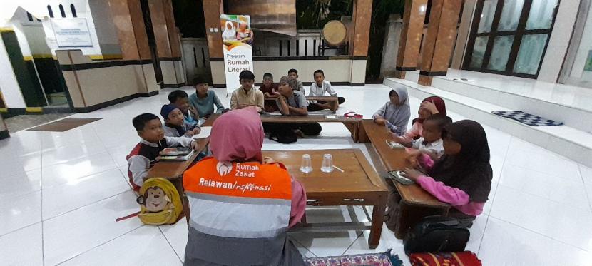 Kehadiran Rumah Literasi di Desa Rawa Panjang kembali membuka kesempatan belajar, saat ini tercatat ada 13 murid di kelas baru ini.