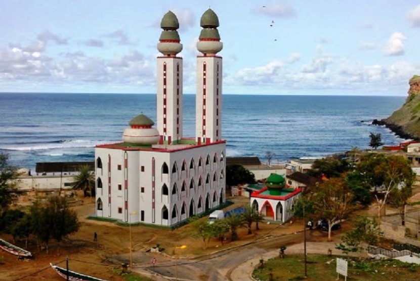 Keindahan Masjid Rabbani di teluk busur di bagian barat Ouakam, Dakar, Senegal.