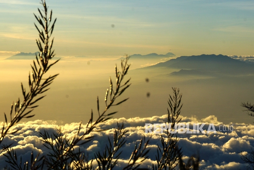 Keindahan pemandangan matahari terbit dari Sendang Drajat kawasan Puncak Gunung Lawu, Perbatasan Jawa Tengah dan Jawa Timur, Jumat (19/8).