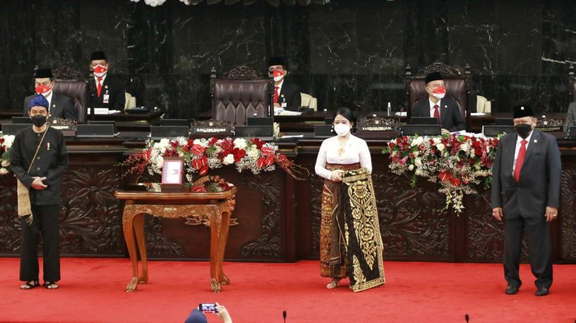 Keinginan Presiden Joko Widodo agar Kementerian dan Lembaga mengurangi  belanja impor mendapat dukungan dari Ketua DPD RI AA LaNyalla Mahmud Mattalitti. Bahkan dirinya sudah mengingatkan sejak Agustus 2021 lalu terkait hal itu. 
