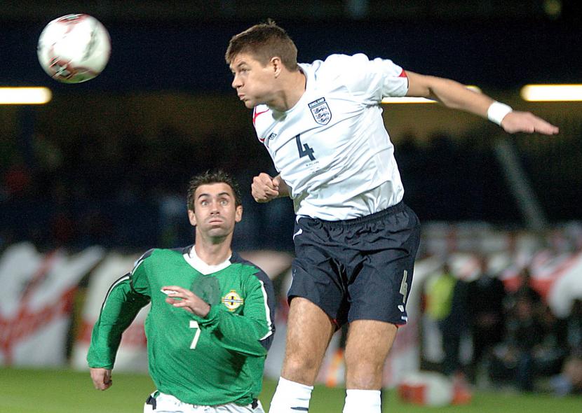 Keith Gillespie (kiri) saat masih aktif bermain sepak bola. Di foto tersebut, ia sedang bertarung dengan legenda timnas Inggris, Steven Gerrard saat timnya, Irlandia Utara melakoni laga kualifikasi Piala Dunia 2006.