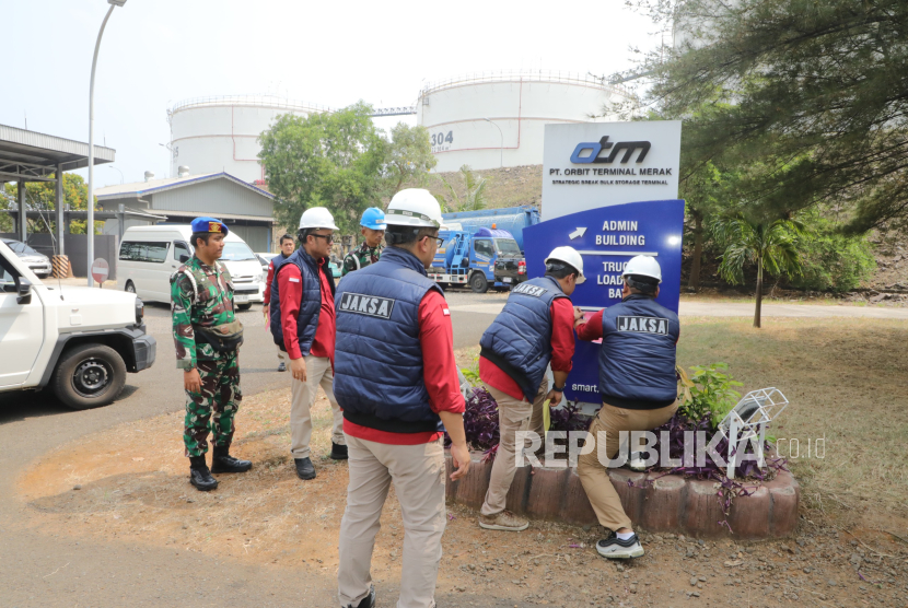 Kejaksaan Agung (Kejagung) melakukan sita terhadap PT Orbit Terminal Merak (OTM), Rabu (11/6/2025) terkait korupsi minyak mentah Pertamina.