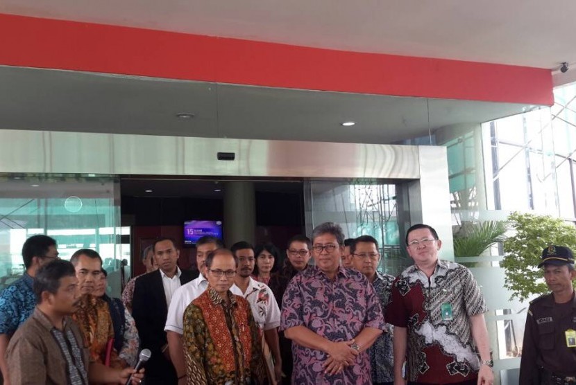 Kejaksaan Agung melakukan konferensi pers terkait dua kasus dugaan korupsi di PT Pertamina di Gedung Bundar, Jakarta, Jumat (2/6). Dua kasus tersebut, yaitu dugaan korupsi investasi saham dana pensiun PT Pertamina dan pengadaan kapal oleh PT Pertamina Trans Kontinental. 