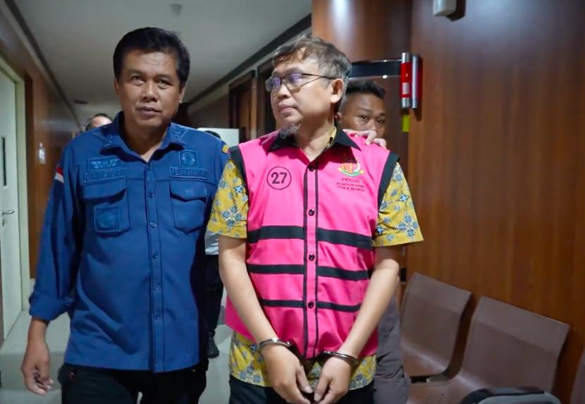 Kejaksaan Agung menetapkan eks manager Aneka Tambang (Antam) berinisial AH sebagai tersangka kasus pembelian 7 ton emas.
