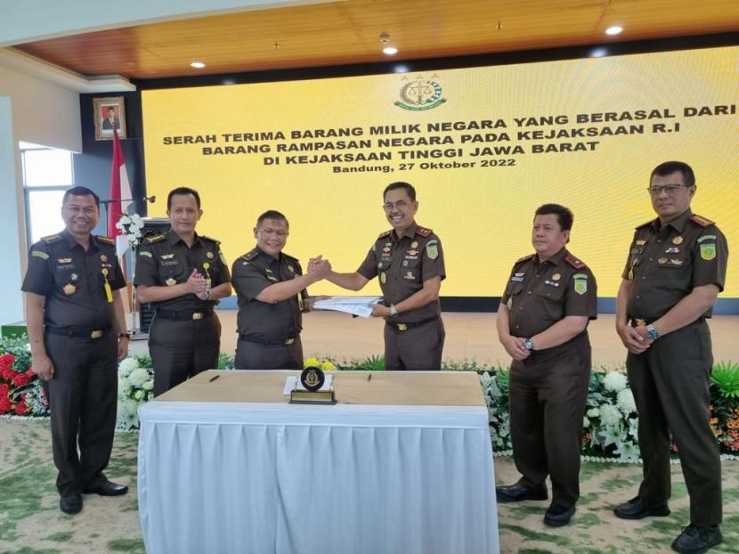 Kejaksaan Agung RI menyerahkan barang milik negara berupa tanah dan bangunan ke Kejati Jabar di Bandung, Kamis (27/10).