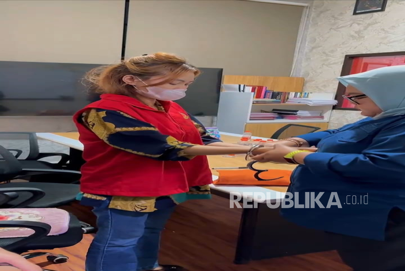 Kejaksaan Negeri (Kejari) Bandung menetapkan perempuan berinisial II mantri di kantor cabang pembantu (KCP) sebagai tersangka