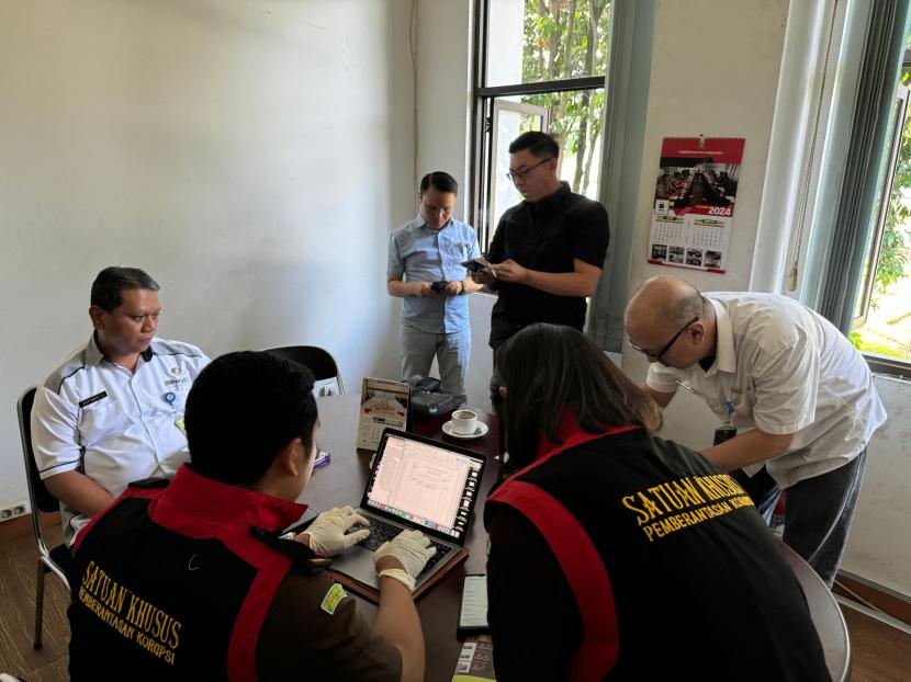 Kejaksaan Negeri (Kejari) Bandung menggeledah kantor Unit Layanan Pengadaan (ULP) di lingkungan Pemkot Bandung, Rabu (10/7/2024).