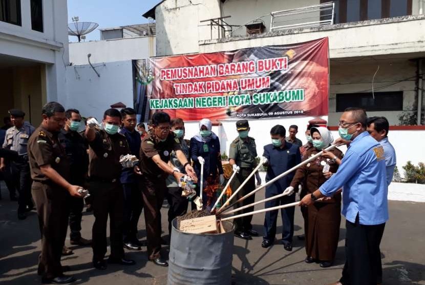 Kejaksaan Negeri (Kejari) Sukabumi memusnahkan ribuan gram ganja dan sabu serta senjata tajam yang perkaranya telah mempunyai kekuatan hukum tetap di halaman kantor Kejari Sukabumi, Kamis (9/8).