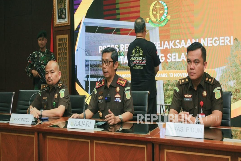 Kejaksaan Negeri Tangsel menggelar konferensi pers terkait pengungkapan adanya jaksa gadungan, TRM, di Pamulang, Tangsel, Rabu (12/11/2025)