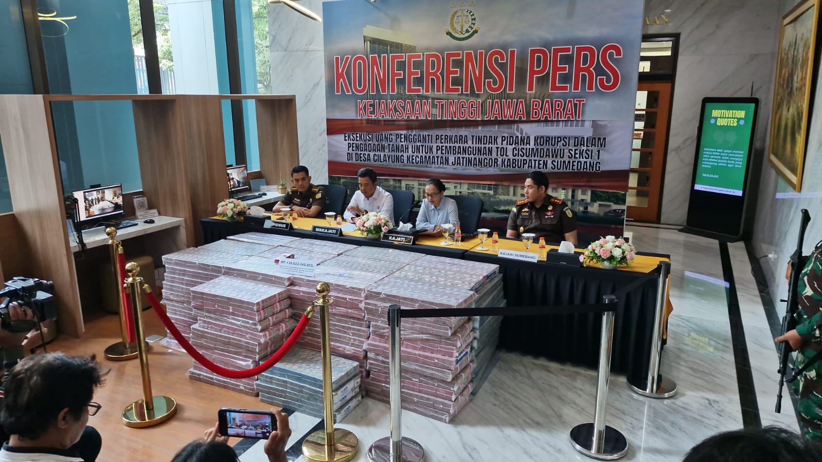 Kejaksaan Tinggi (Kejati) Jawa Barat menunjukan uang Rp 139 miliar lebih uang pengganti kasus korupsi pengadaan tanah Tol Cisumdawu seksi 1 di Desa Cilayung, Kecamatan Jatinangor, Kabupaten Sumedang dengan terpidana Dadan Setiadi. Uang tersebut dikembalikan dan langsung disetorkan ke kas negara. 